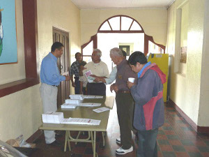Cesar Rodrigues selling commentaries at SETECA